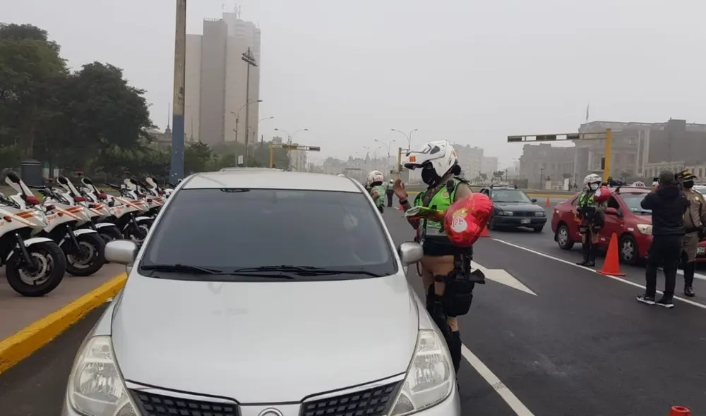 Las agentes supervisan que los vehículos circulen con autorización. Foto: César Zorrilla / URPI-LR Las agentes supervisan que los vehículos circulen con autorización. Foto: César Zorrilla / URPI-LR