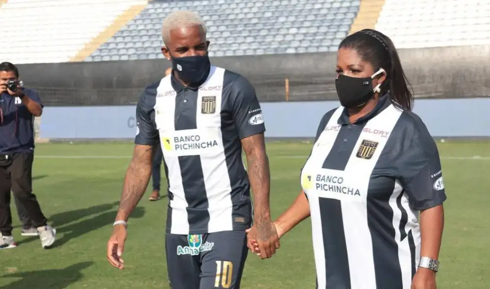Durante su regreso a Alianza Lima, Jefferson Farfán estuvo al lado de su madre. Foto: prensa Alianza Lima Durante su regreso a Alianza Lima, Jefferson Farfán estuvo al lado de su madre. Foto: prensa Alianza Lima