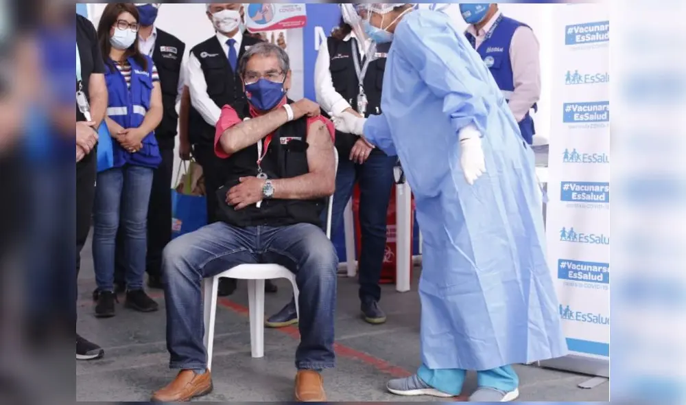 Ministro de Salud recibió primera dosis de vacuna Pfizer este 9 de mayo. Foto: Marco Cotrina/La República