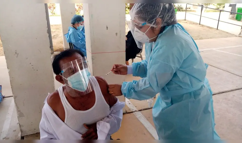 Adultos mayores esperarán nuevo lote de vacunas. Foto: La República