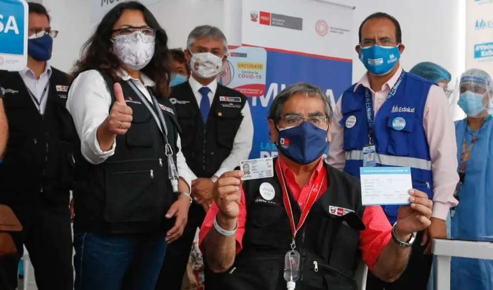 Según Ugarte, el total de la población adulta mayor estará vacunada para el mes de julio. Foto: Twitter / Óscar Ugarte