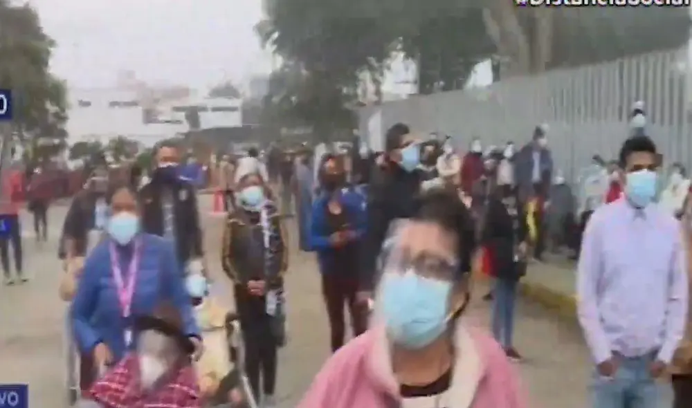 El mismo escenario se registró en el autovacunatorio del Parque de las Leyendas. Foto: captura de Canal N El mismo escenario se registró en el autovacunatorio del Parque de las Leyendas. Foto: captura de Canal N