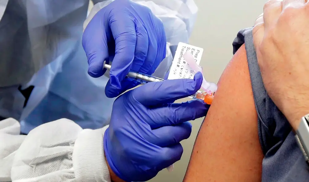 Un paciente recibe una dosis de la vacuna Moderna contra el coronavirus durante un ensayo en Washington. Foto: AP Un paciente recibe una dosis de la vacuna Moderna contra el coronavirus durante un ensayo en Washington. Foto: AP