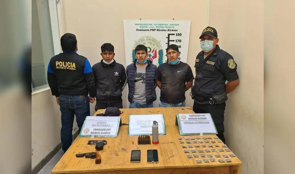 Presuntos delincuentes tenían armas de fuego y bolsas con marihuana. Foto: PNP