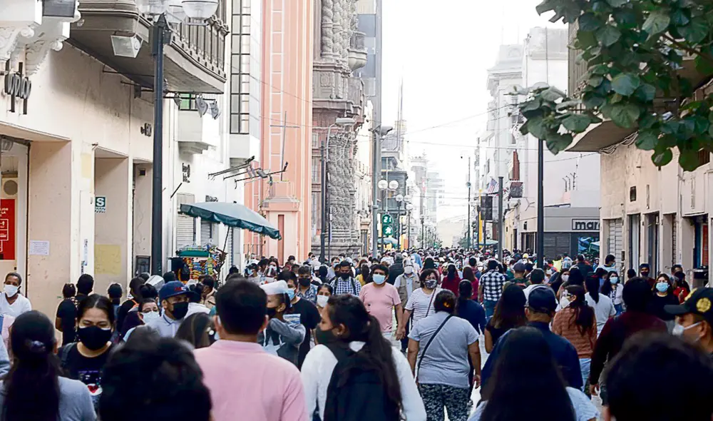 Descuido. En diversas calles de Lima hubo aglomeraciones. Foto: Félix Contreras / La República