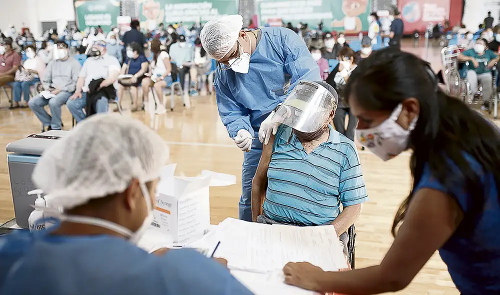 Que siga el avance. Según los planes del Minsa, se espera inmunizar este mes a las personas de entre 70 y 79 años. Luego seguirán los mayores de 60 años. Foto: Antonio Melgarejo/La República