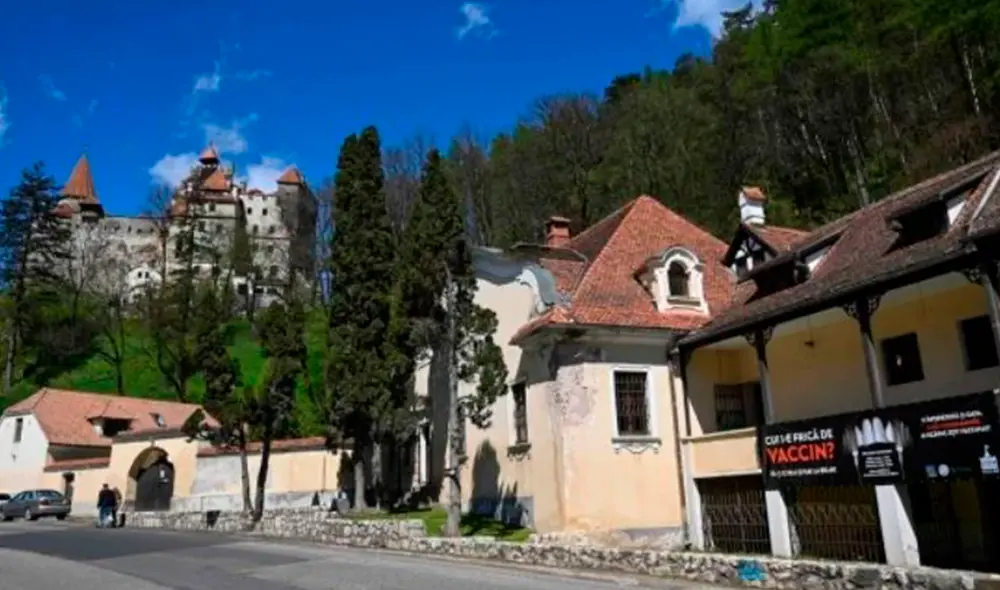 Sin previa cita. Turistas y residentes podrán acceder a la vacuna contra la COVID-19 en este emblemático castillo de Rumania. Foto: AFP