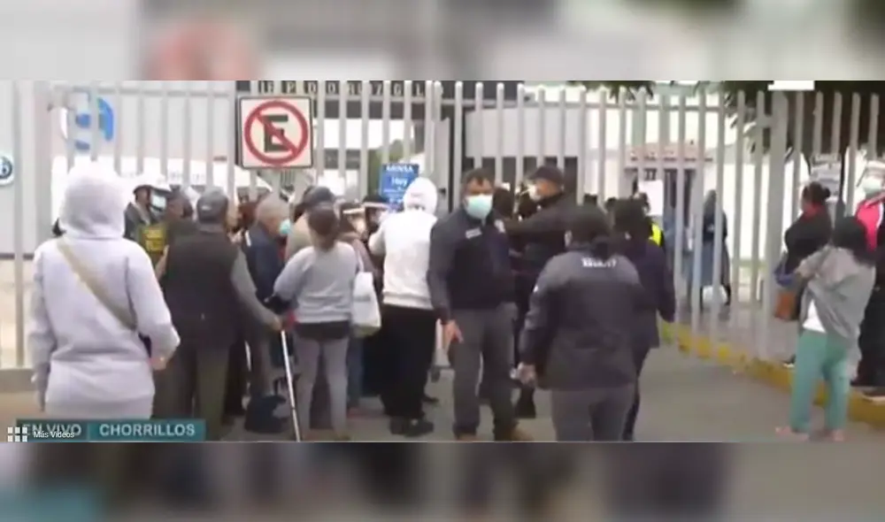 "Algunos estamos desde muy temprano, estamos acá desde las 4 de la mañana”, señaló uno de los adultos mayores que hacía la cola. Foto: TVPerú/ captura