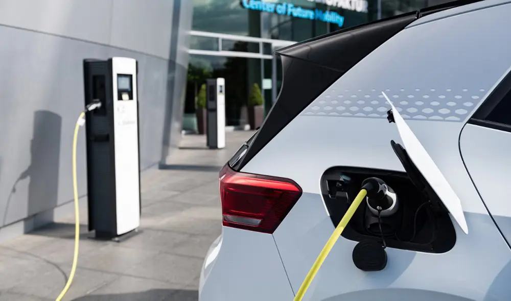 Los autos eléctricos podrían ser el nuevo estándar para la movilización en vehículos. Foto: AFP