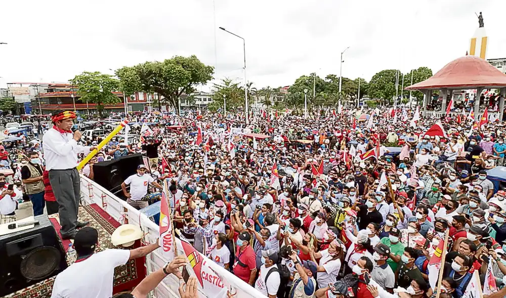 En la selva. Pedro Castillo estuvo en la plaza 28 de Julio, en Iquitos. Allí firmó la Proclama Ciudadana. Foto: José Cristóbal / La República En la selva. Pedro Castillo estuvo en la plaza 28 de Julio, en Iquitos. Allí firmó la Proclama Ciudadana. Foto: José Cristóbal / La República