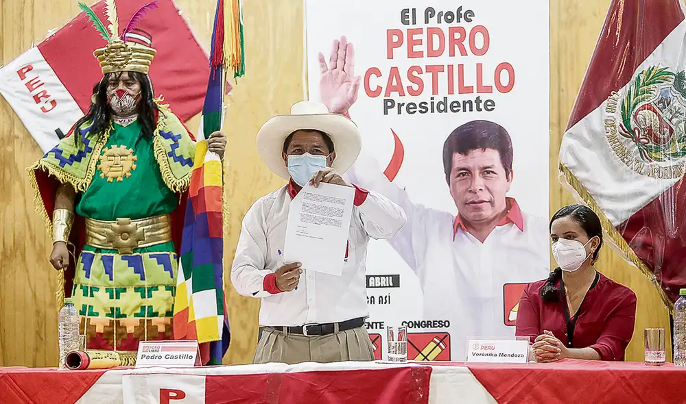 Aliados. Castillo y Mendoza cuando firmaron un acuerdo político por la refundación del Estado. Mientras no haya plan, pierde votos cada día. Foto: Antonio Melgarejo/La República Aliados. Castillo y Mendoza cuando firmaron un acuerdo político por la refundación del Estado. Mientras no haya plan, pierde votos cada día. Foto: Antonio Melgarejo/La República