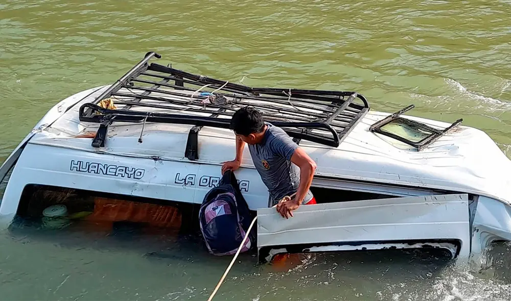 Algunos pobladores y transportistas que pasaban por la zona auxiliaron a los ocupantes de la unidad. Foto: Andina