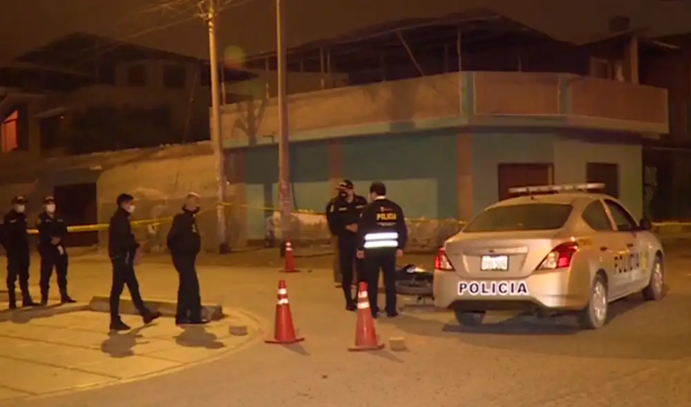 Debido al fuego cruzado, el policía que manejaba el patrullero fue herido en el brazo. El copiloto recibió un impacto de bala en la mano. Foto: captura de América Debido al fuego cruzado, el policía que manejaba el patrullero fue herido en el brazo. El copiloto recibió un impacto de bala en la mano. Foto: captura de América