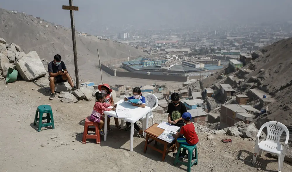 Estudiantes en la cima captando señal para descargar sus clases virtuales. Foto: Antonio Melgarejo / La República