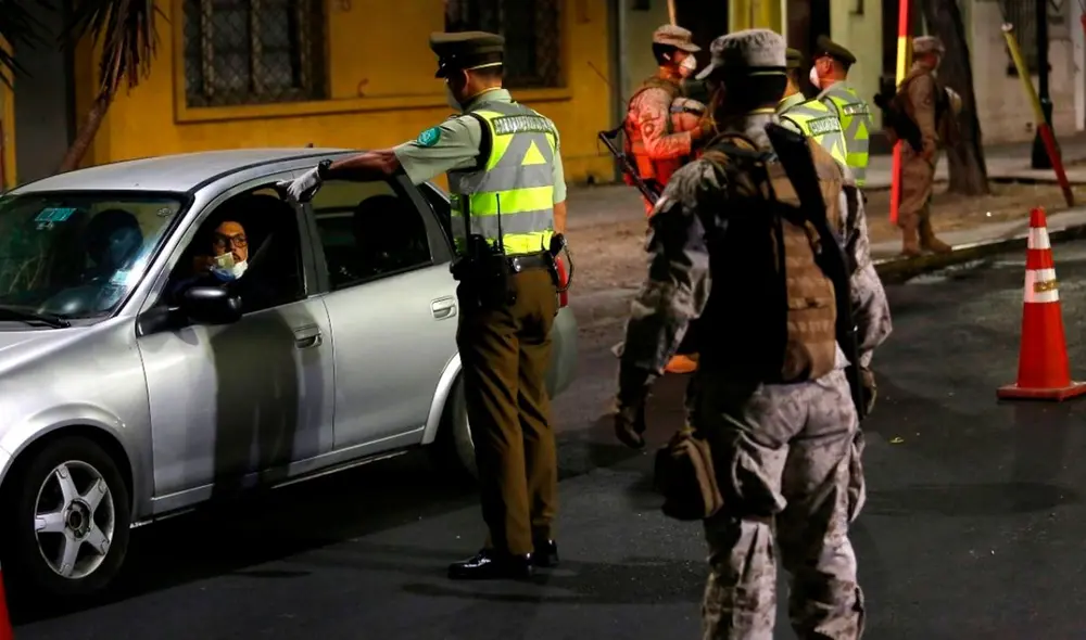 El actual horario del toque de queda rige desde el último 5 de abril. Foto: El Mercurio El actual horario del toque de queda rige desde el último 5 de abril. Foto: El Mercurio