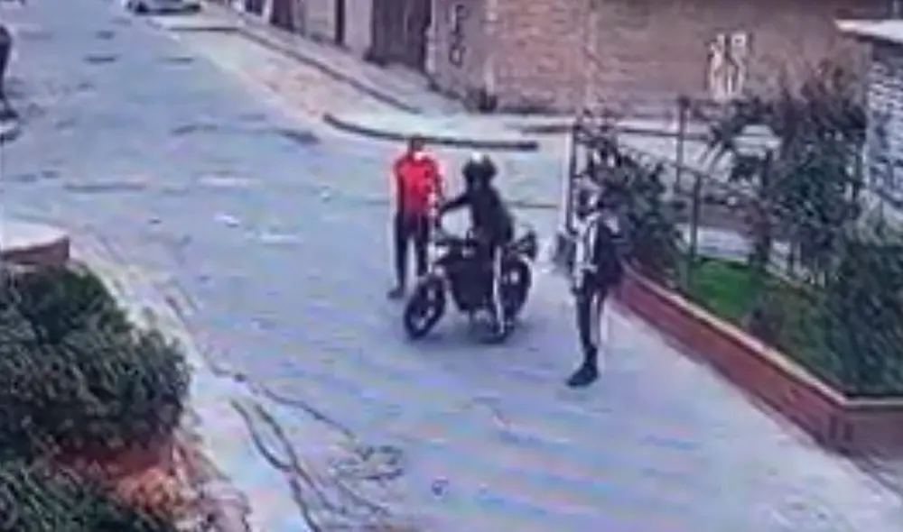 Policía intentó evitar la fuga de malhechores, pero fue sorprendido por la espalda. Foto: captura de video Policía intentó evitar la fuga de malhechores, pero fue sorprendido por la espalda. Foto: captura de video