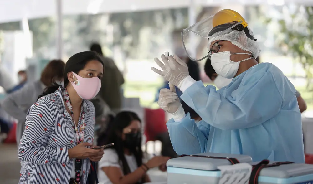 Familiares de personas también pueden solicitar la revisión de la jeringa antes de ser inoculada. Foto: Antonio Melgarejo / La República