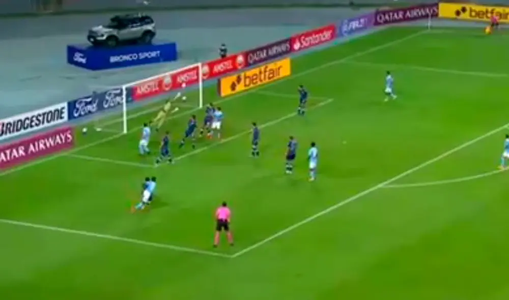 Corozo remeció el poste de Racing tras potente disparo. Foto: captura ESPN