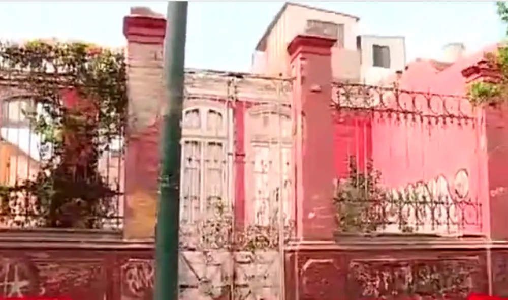 Imagen de la segunda casona ubicada en la avenida Lima de Barranco. Su estructura presenta graves daños. Foto: Captura Panamericana Televisión