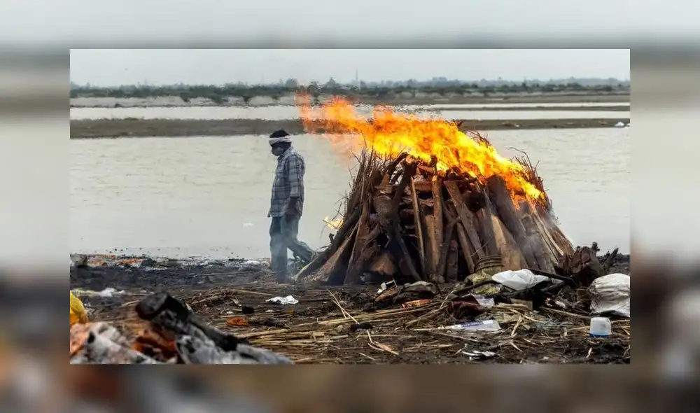 Familiares de víctimas de Covid-19 se en obligados a incinerar a sus deudos (Reuters).