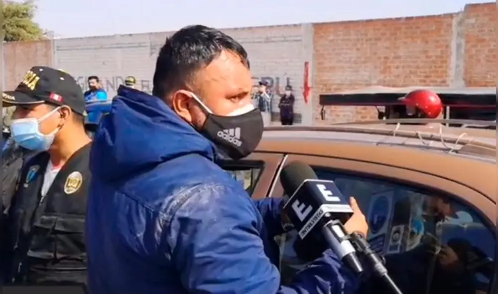 Durante su traslado a la comisaría, el acusado negó haber estado vendiendo su sitio en la fila. Foto: captura de vídeo Durante su traslado a la comisaría, el acusado negó haber estado vendiendo su sitio en la fila. Foto: captura de vídeo