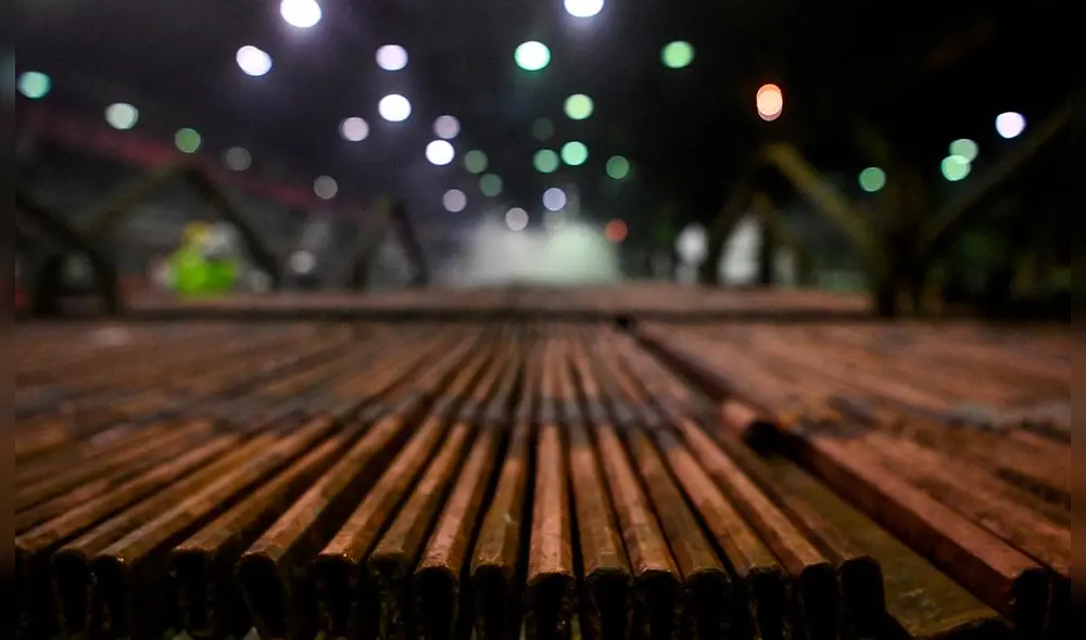 Un posible impuesto a la minería chilena podría afectar la producción a largo plazo y una posible huelga de la mina BHP. Foto: AFP