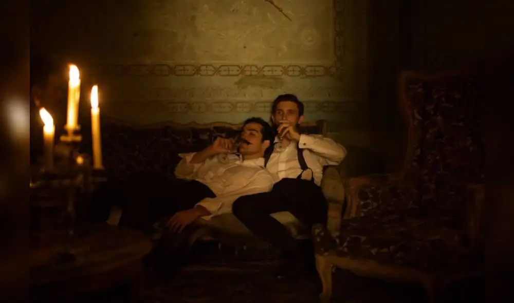 El baile de los 41 nos cuenta la historia de amor entre Ignacio de la Torre, yerno del presidente mexicano Porfirio Díaz (Alfonso Herrera) y Evaristo Rivas (Emiliano Zurita), un joven abogado de la clase alta mexicana. Foto Netflix