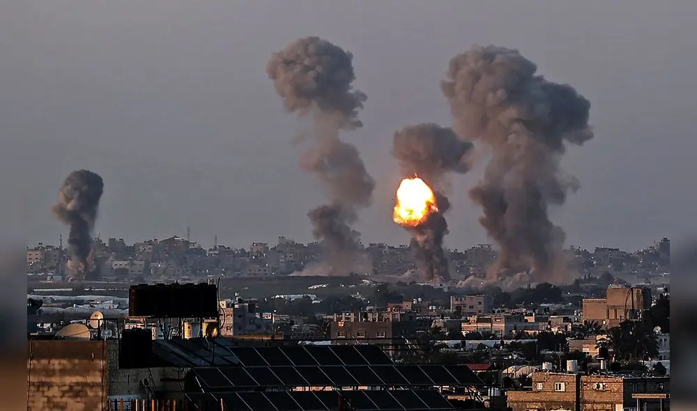 El humo y una bola de fuego se elevan por encima de los edificios ubicados al sur de la Franja de Gaza durante un ataque aéreo israelí. Foto: AFP