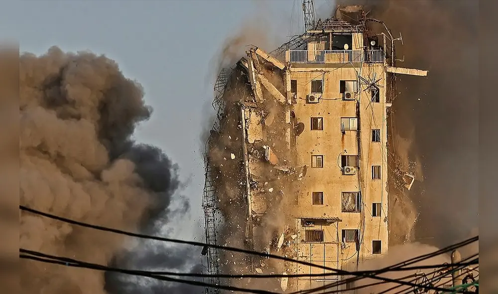 Un ataque aéreo israelí destruyó un edificio de varios pisos en la ciudad de Gaza durante el miércoles 12 de mayo. Foto: AFP