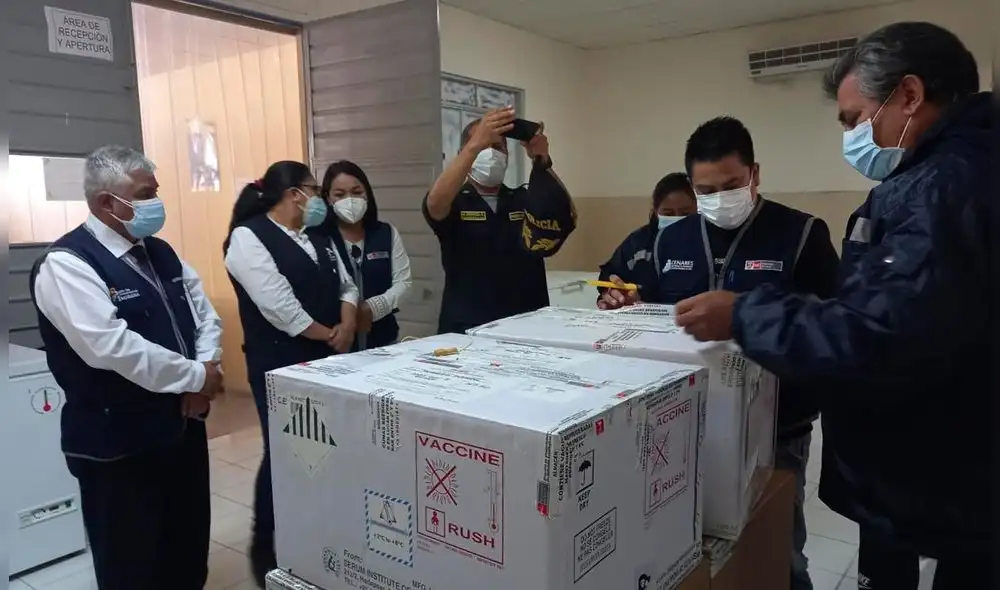 Autoridades de la salud y Contraloría estuvieron presentes en recepción de dosis. Foto: Geresa