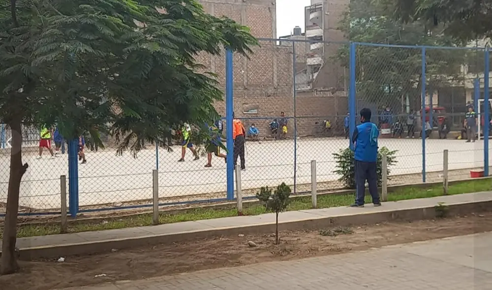 Hombres no usan mascarilla ni respetan el distanciamiento social. Foto: WhatsApp La República Hombres no usan mascarilla ni respetan el distanciamiento social. Foto: WhatsApp La República