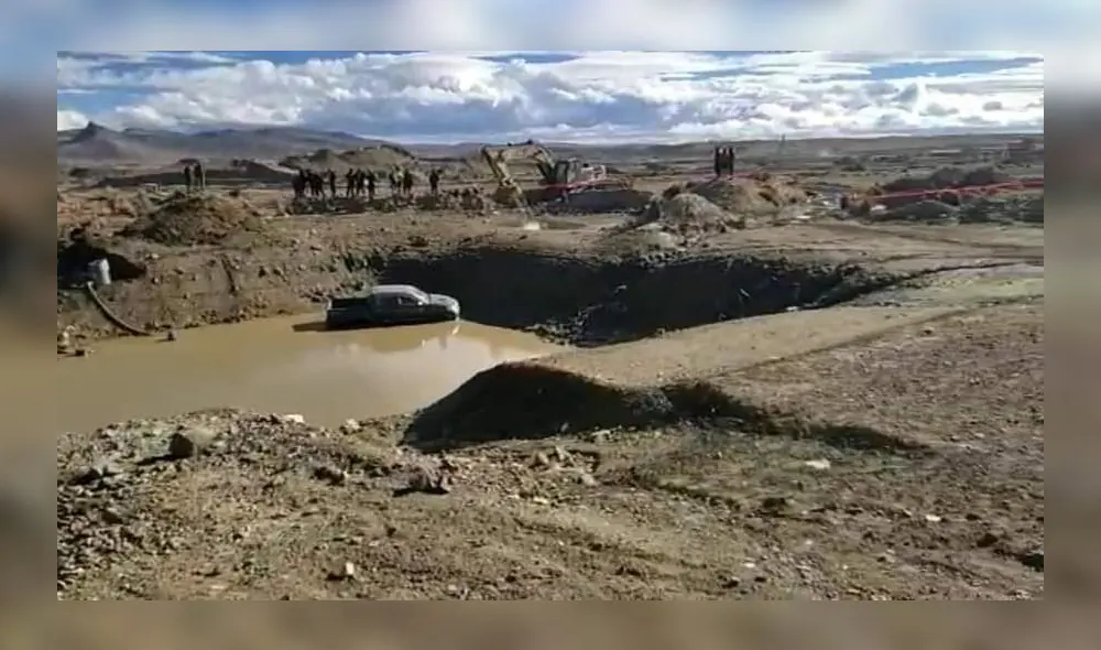 Puno. Fue necesario retirar lama con motobombas para rescatar el cadáver. Foto: PNP