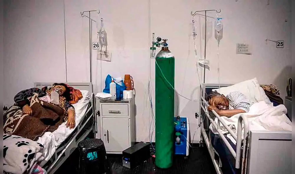 Triaje del Hospital Honorio Delgado. Aquí los pacientes son estabilizados con oxígeno, esperan que se desocupe una cama UCI o hospitalización. Foto: Oswald Charca/ La República