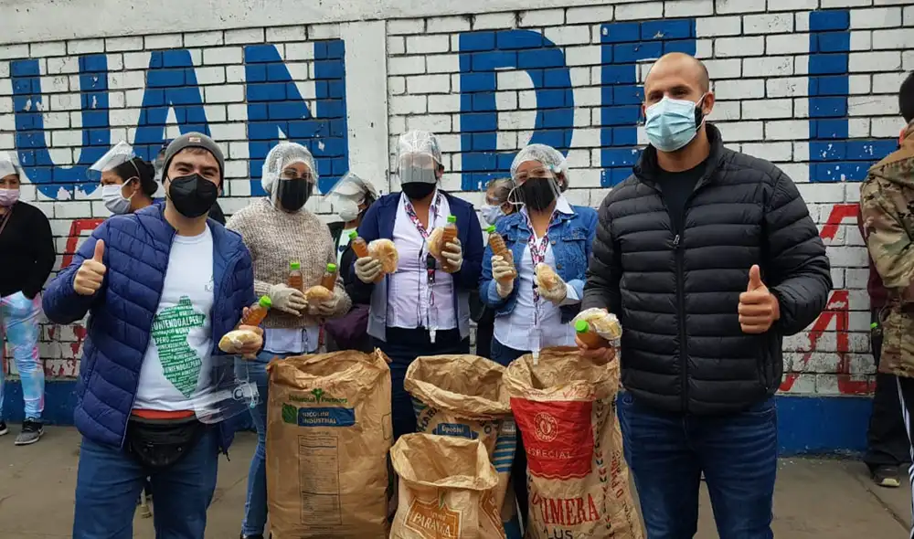 Personas continuarán ayudando a más adultos mayores en los centros de vacunación. Foto: Deysi Portuguez/ URPI-LR Personas continuarán ayudando a más adultos mayores en los centros de vacunación. Foto: Deysi Portuguez/ URPI-LR