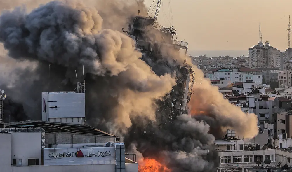 Ataque israelí a la torre Al-Shorouq en la ciudad de Gaza en respuesta a días de enfrentamientos violentos entre las fuerzas de seguridad israelíes y los palestinos en Jerusalén. Foto: EFE Ataque israelí a la torre Al-Shorouq en la ciudad de Gaza en respuesta a días de enfrentamientos violentos entre las fuerzas de seguridad israelíes y los palestinos en Jerusalén. Foto: EFE