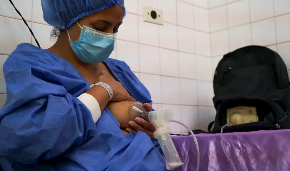 No existe una ley para limitar los niveles de PFAS en la leche materna; sin embargo, en el agua potable solo está permitido en 1ppt. Foto: AFP