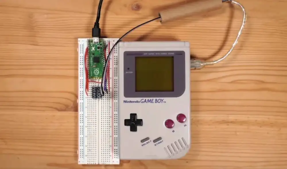 El entusiasta fabricó un adaptador compatible con el puerto Game Link de la consola. Foto: YouTube/Stacksmashing