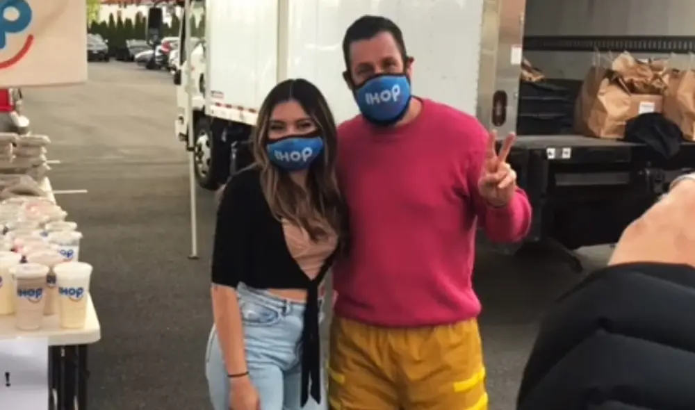 Adam Sandler posando junto a la camarera que no lo reconoció. Foto: captura de Tiktok