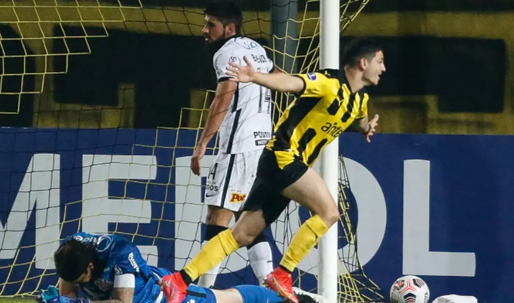 Agustín Álvarez celebra su doblete ante Corinthians. Foto: EFE