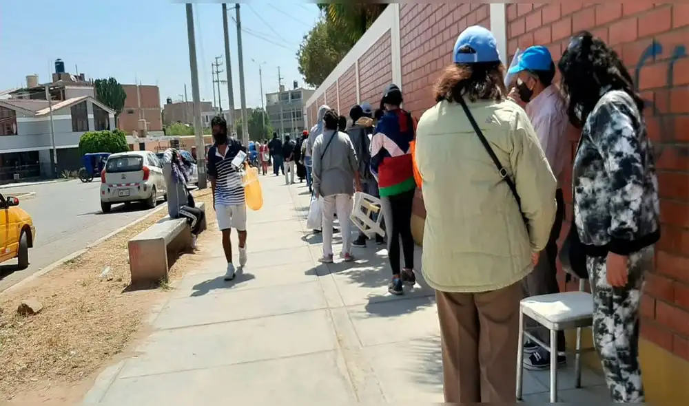 El último miércoles, largas colas se formaron en exteriores del colegio Rosa Flores. Foto: La República El último miércoles, largas colas se formaron en exteriores del colegio Rosa Flores. Foto: La República