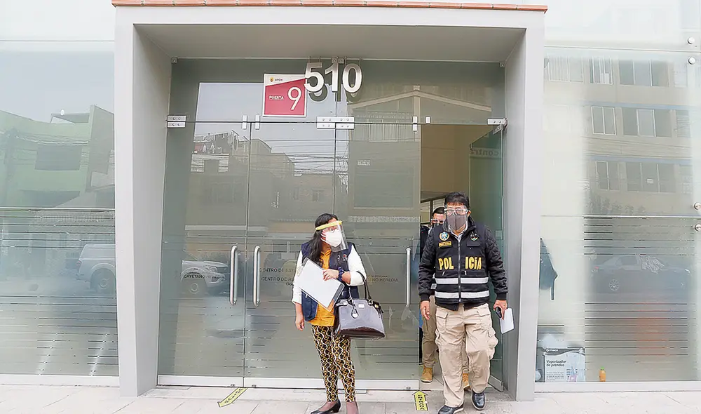 En la UPCH. Diligencia de verificación de las dosis que sobraron de los ensayos fue realizada por la Fiscalía y la Diviac. Foto: Manuel Cotrina / La República En la UPCH. Diligencia de verificación de las dosis que sobraron de los ensayos fue realizada por la Fiscalía y la Diviac. Foto: Manuel Cotrina / La República