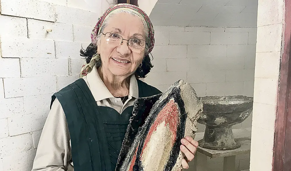 Gladys Fernández con una de sus piezas. Foto: difusión