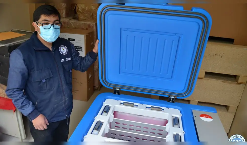 Personal de la DISA Cutervo recibió tres congeladoras fotovoltaicas. Foto: DISA Cutervo.