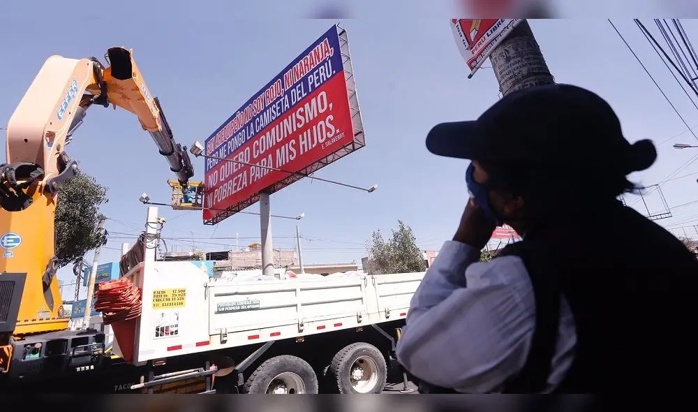 Municipio comenzó con el retiro de paneles colocados en la avenida Mariscal Castilla. Foto: Oswald Charca / La República