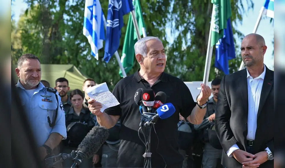 El primer ministro israelí, Benjamin Netanyahu, habla durante una reunión con la policía fronteriza israelí en la ciudad central de Lod, cerca de Tel Aviv. Foto: AFP