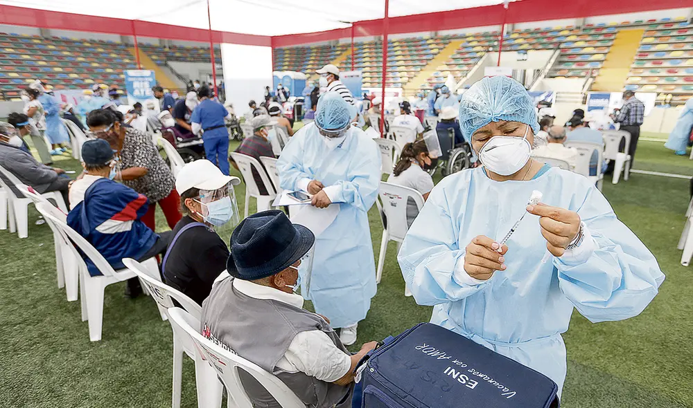 Transparente. El proceso de vacunación avanza a buen ritmo en Lima, señala el Minsa. Y recordó que los ciudadanos tienen derecho a exigir que se les muestre las jeringas. Foto: difusión Transparente. El proceso de vacunación avanza a buen ritmo en Lima, señala el Minsa. Y recordó que los ciudadanos tienen derecho a exigir que se les muestre las jeringas. Foto: difusión