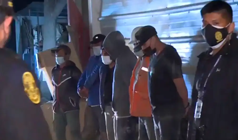 Información brindada por la Policía señala que esperaban la llegada de otros nueve camiones para saquear por completo el lugar. Foto: captura América Noticias