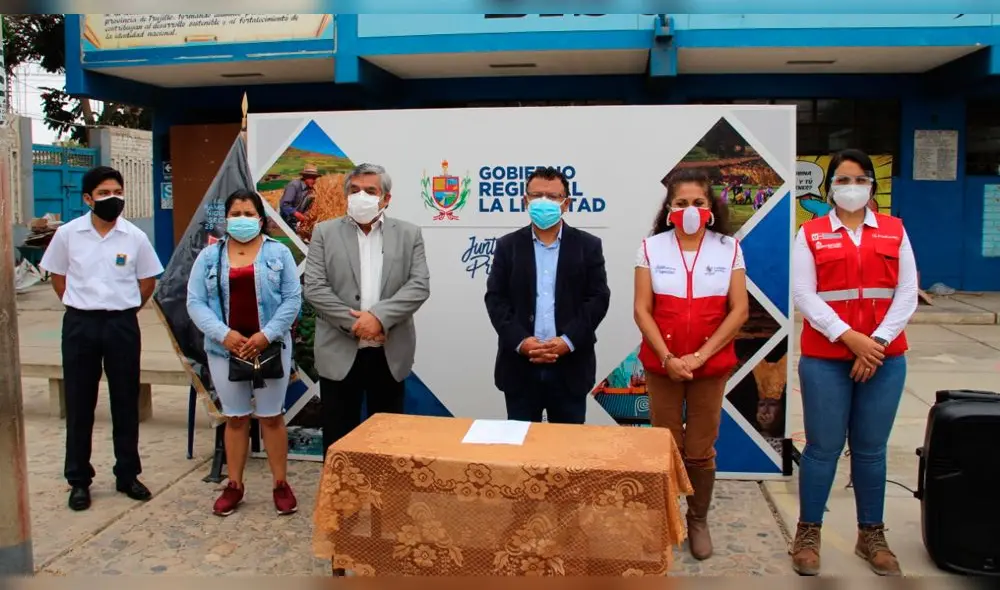 Representantes de la ARCC y autoridades de La Libertad en ceremonia de reconstrucción de colegios. Foto: ARCC Representantes de la ARCC y autoridades de La Libertad en ceremonia de reconstrucción de colegios. Foto: ARCC