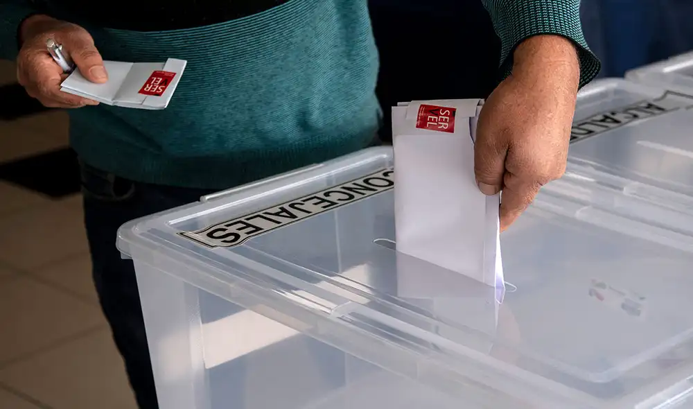 En Chile elegirán múltiples autoridades este fin de semana, donde destaca el camino para cambiar la Carta Magna legada por la dictadura de Pinochet. Foto: AFP