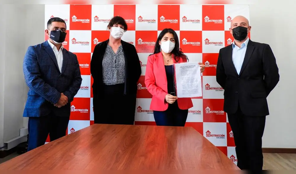 Funcionarios de la ARCC firmaron contrato para reconstruir 12 colegios. Foto: ARCC